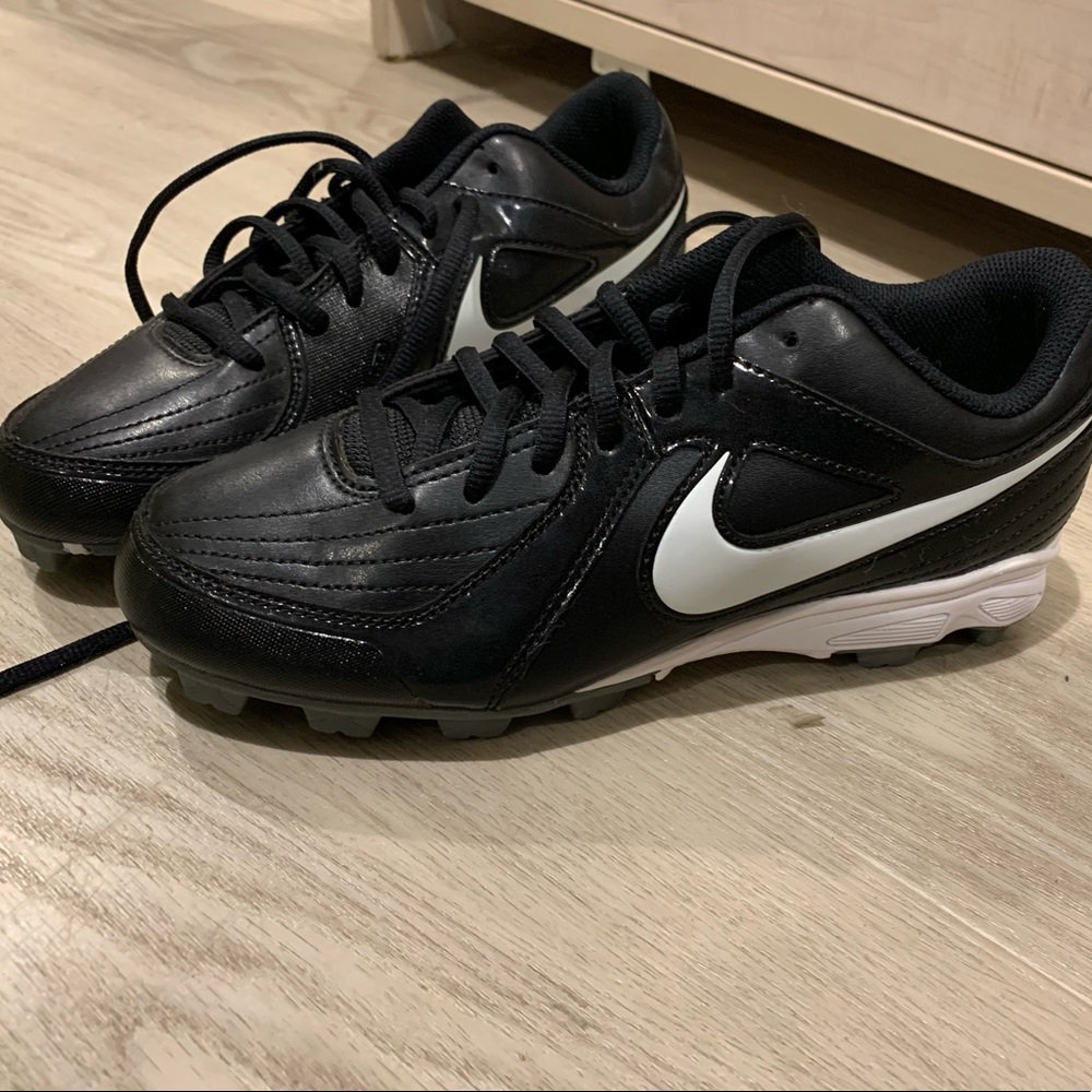 brand new nike women cleats